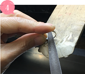 ロー付けした指輪の内側の部分をやすりでキレイに削ります。